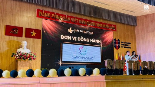 Các thí sinh Say to Succeed được trao quà tặng trị giá hơn 300 triệu đồng đến từ Học viện Thương hiệu Kim cương (DBI) - thành viên Tập đoàn Hành trình Kim cương (DJC)